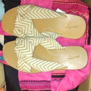 Universal Thread beige and white Chevron print sandals Sz 8 new